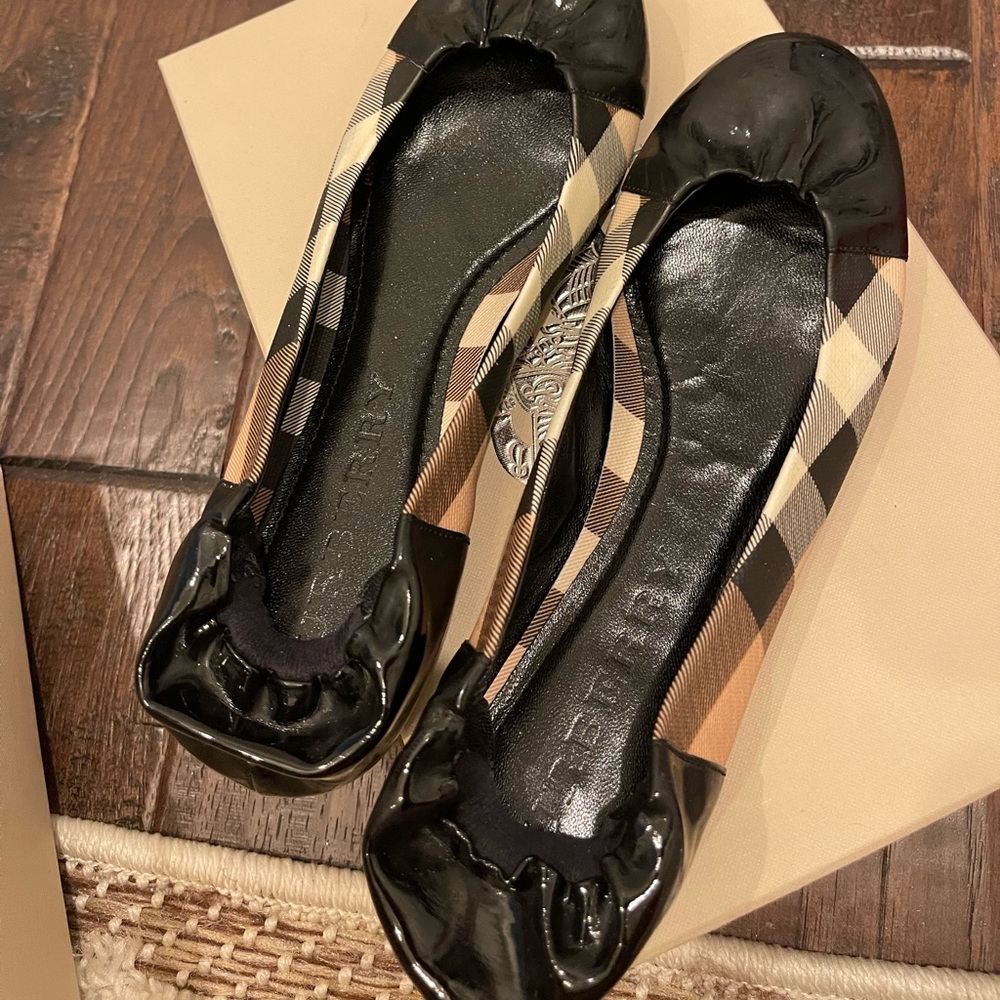 Burberry flats size 38 never worn outdoors